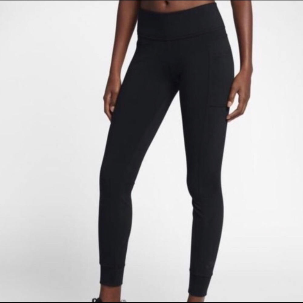 Nike Essential Sportswear Leggings